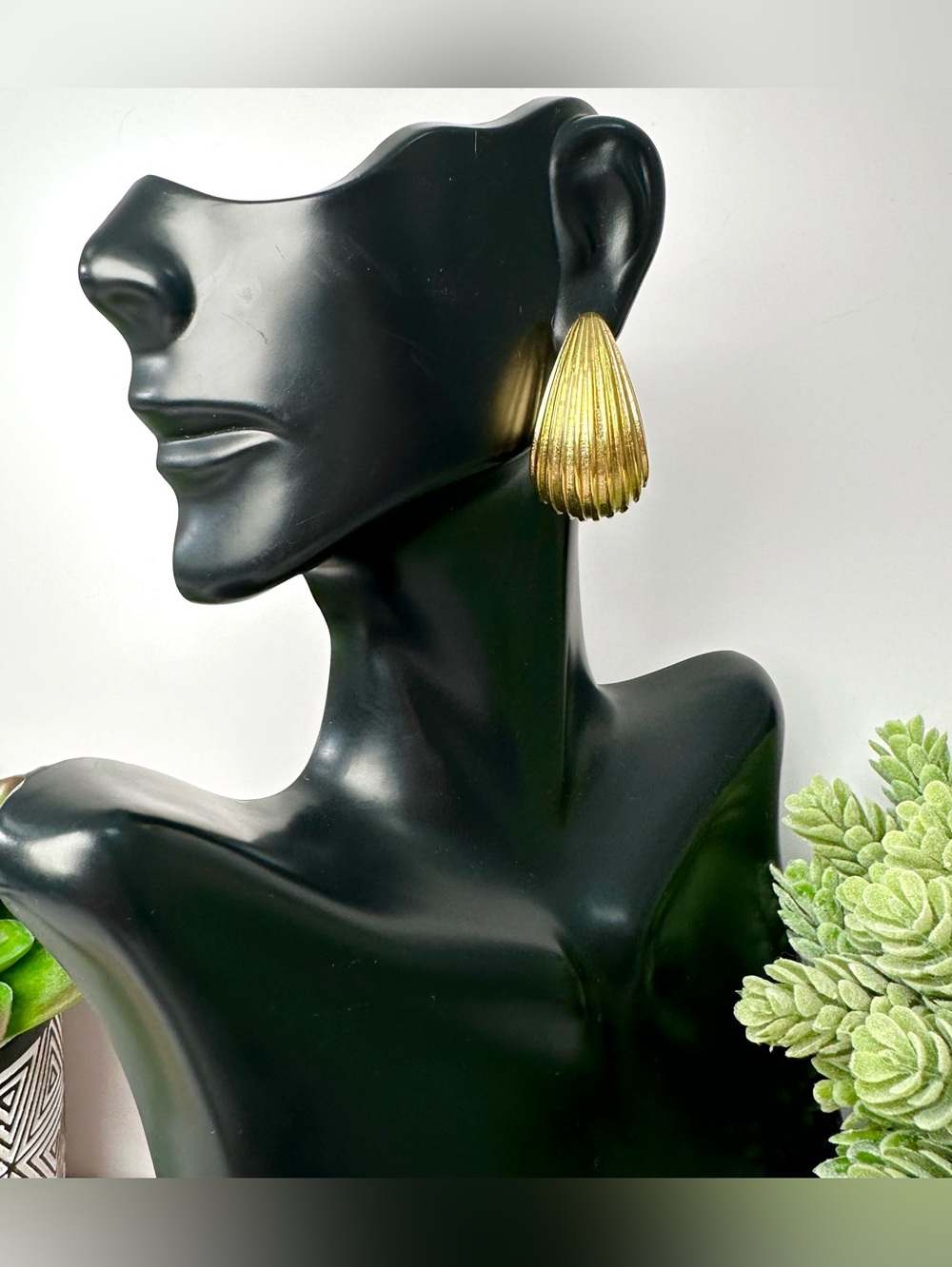 💛Gold Tone Ribbed J-Hoop Earrings